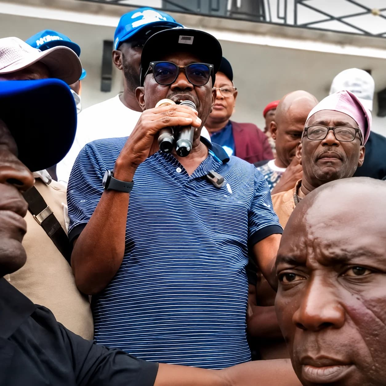 Senator Francis Fadahunsi addressing APC supporters in Osun ahead of the governorship election.