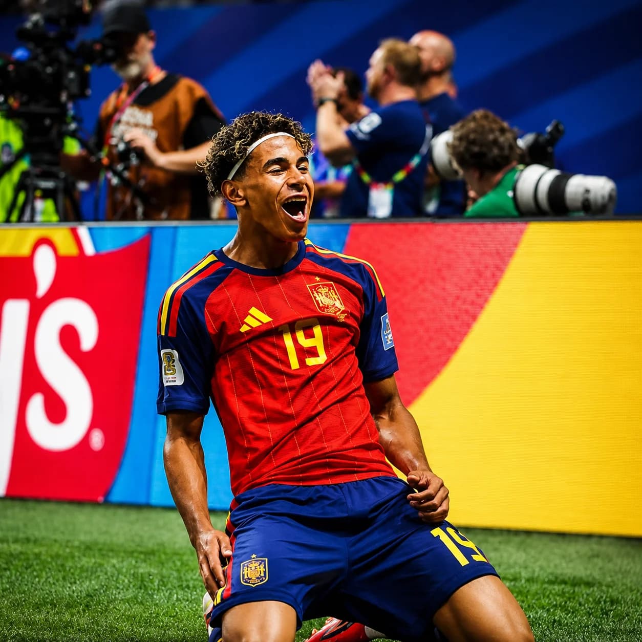 Spain players celebrate after defeating Argentina 1-0 in extra time to win the 2026 FIFA World Cup final.
