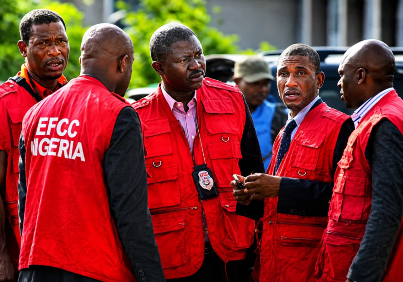 EFCC and Customs officials with foreign currencies seized at Kano airport